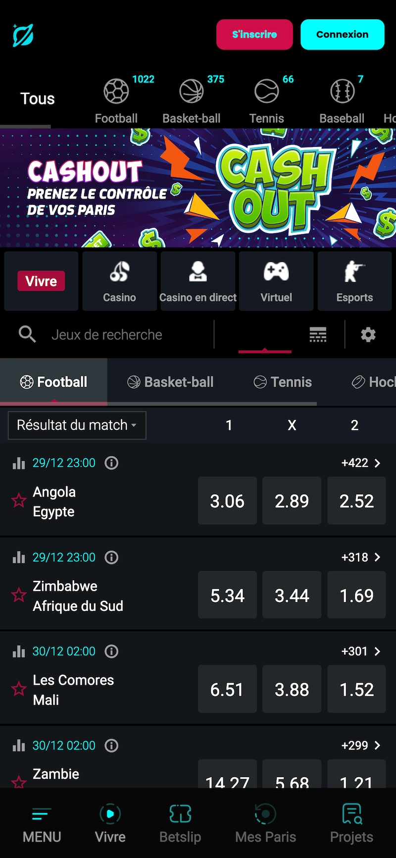Interface paris sportifs Cosmobet Casino sur mobile montrant matchs de football, cotes en direct, cashout activ&eacute; et navigation entre sports et paris en direct.
