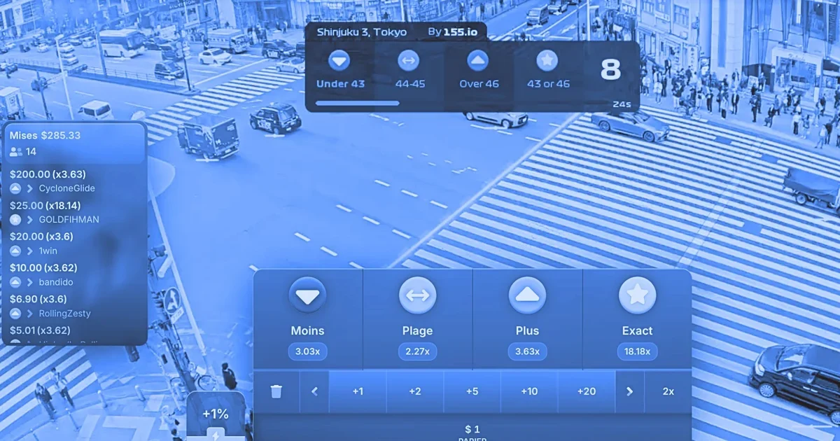 Flux caméra en direct du quartier Shinjuku à Tokyo dans le jeu Rush Hour par 155.io, avec les options de paris Moins, Plage, Plus et Exact affichées en bas de l'écran.