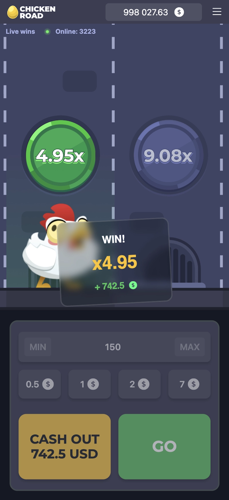 Écran mobile du jeu du poulet Chicken Road montrant un gain affiché “WIN x4.95” pour un montant de +742,5 $, bouton de cashout visible, multiplicateurs 4.95x et 9.08x à l’écran, interface de mise entre 0,5 $ et 7 $ et bouton GO pour continuer la partie.
