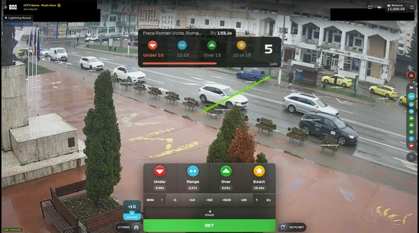 Flux cam&eacute;ra en direct du jeu Rush Hour sur un carrefour de Roumanie avec des voitures, les options Under 10, Range 11-12, Over 13 et Exact affich&eacute;es en haut de l'&eacute;cran.
